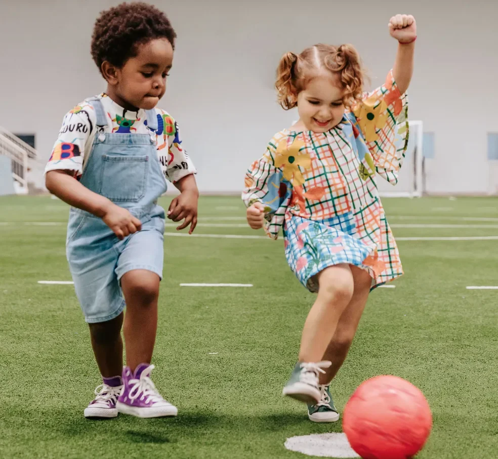 Espaço de jogos ao vivo leva gente grande a situações-limite em